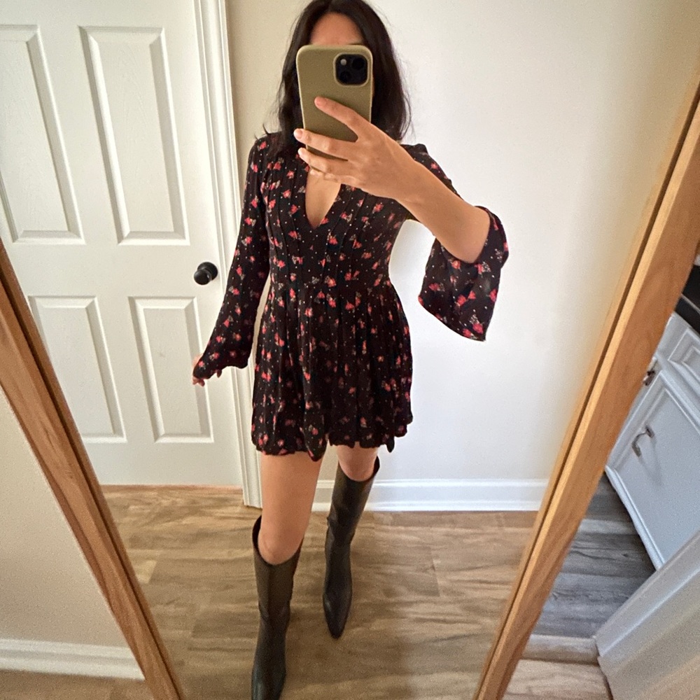 SOLD Free People Dress Bell Sleeve Boho Women’s Dress Floral Size 4 Black